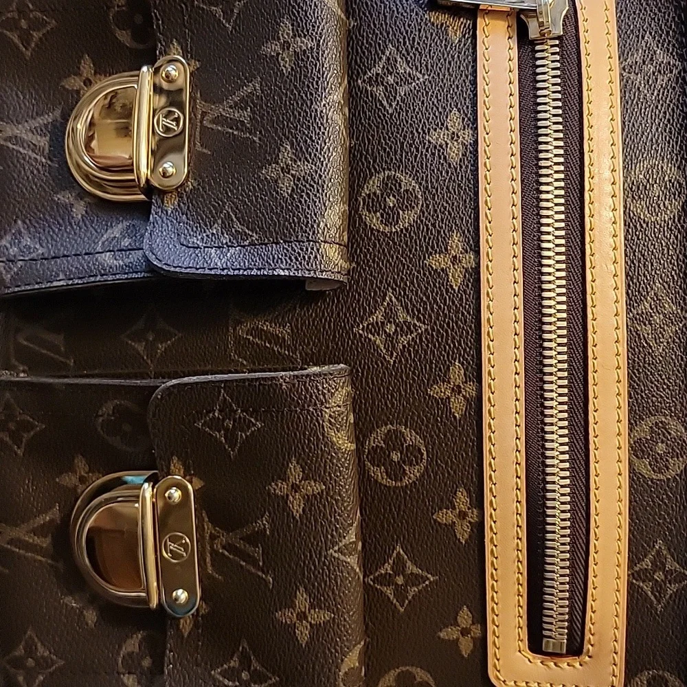 Louis Vuitton Hudson Crossbody Bag - Picture 3 of 16